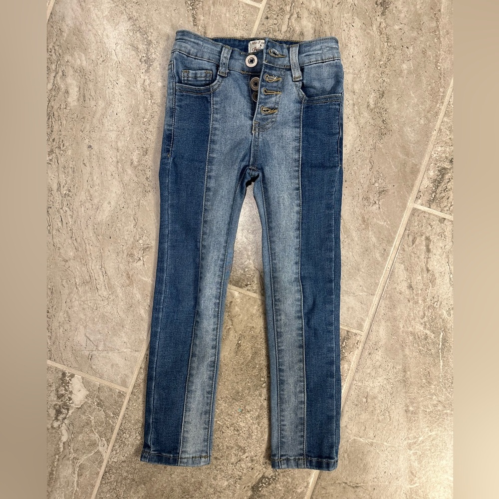 Lucy Avenue Two Toned Skinny Jeans 
4/5
EUC